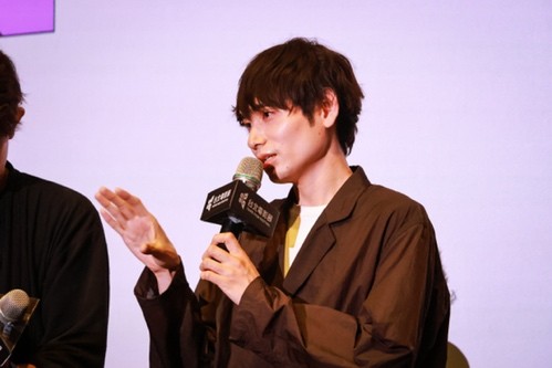 作品への想いを語る内山拓也監督